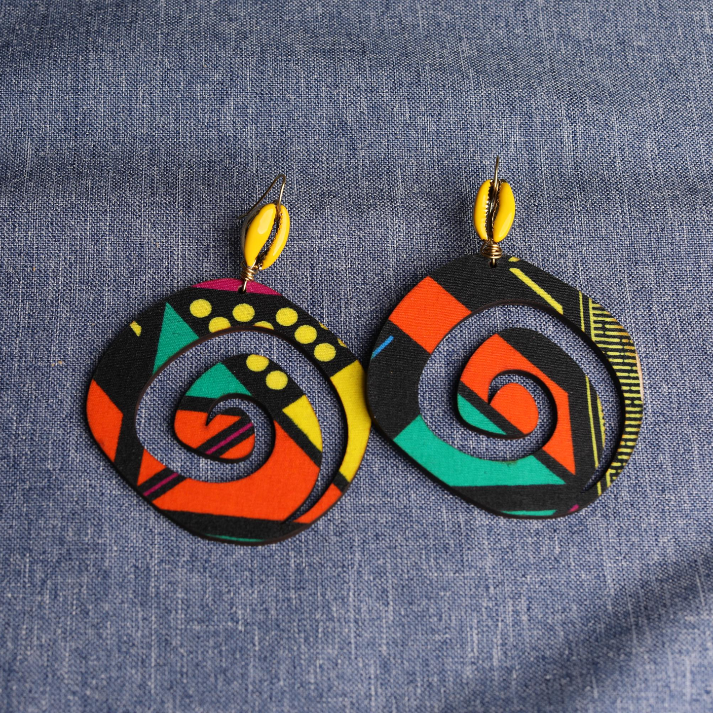 Kente Royale - Wooden Cowrie Shell Earrings